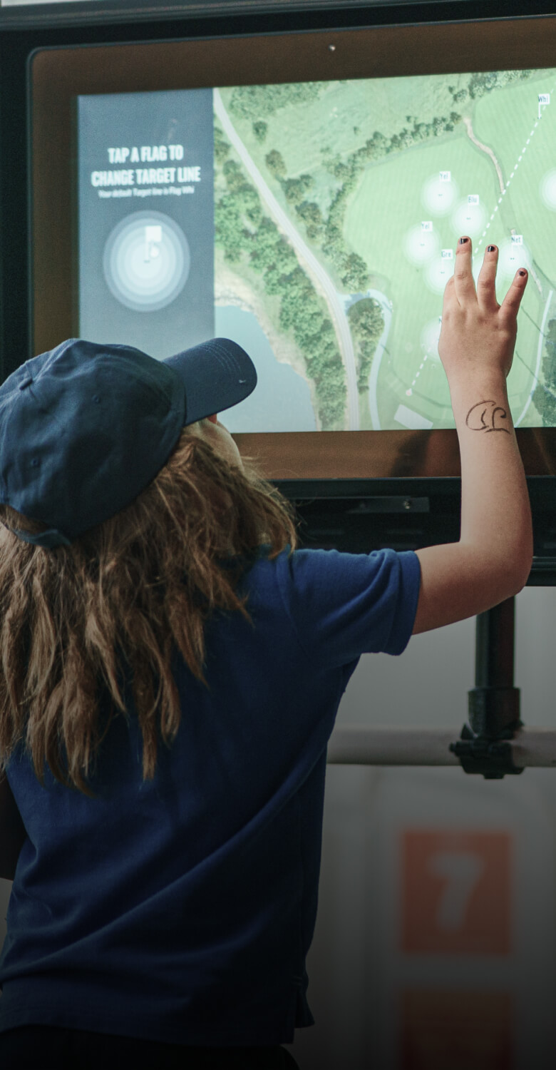 golf_for_everyone_kid_and_screen_trackman_range